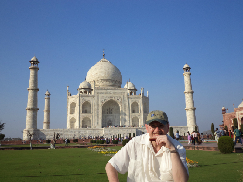 Fabrizio Poggi plays harmonica in front of Taj Mahal - Agra, India