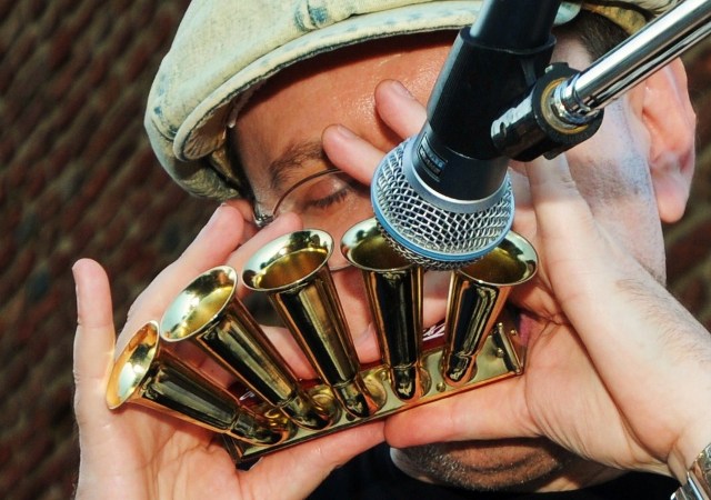 Fabrizio playing the Trumpet Call harmonica photo by Ornella Tiberi