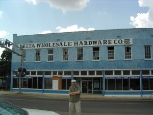 Fabrizio Poggi davanti al Delta Wholesale Hardware Co. a Clarksdale, Mississippi, l’edificio che compare sulla copertina del cd di Charlie Musselwhite “Delta Hardware”.