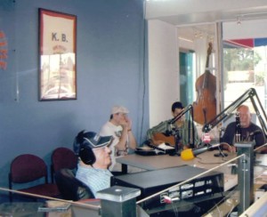  ”King Biscuit Time” KFFA Radio Station, Helena, Arkansas. Da sinistra: Sonny Payne, Fabrizio Poggi, Francesco Garolfi e Bob “Mississippi Spoonman” Rowell.